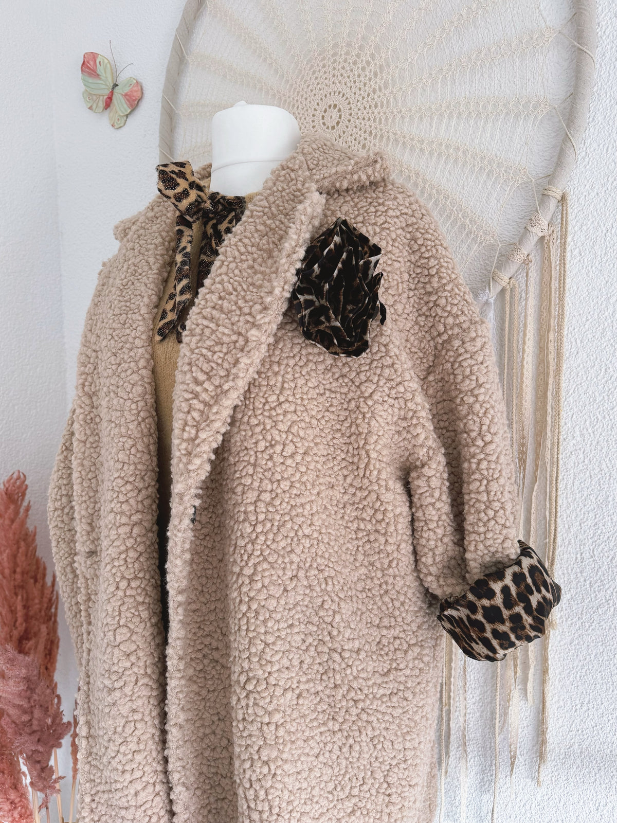 OVERSIZED TEDDYJACKE MIT LEODETAILS IN BEIGE - ONE SIZE -