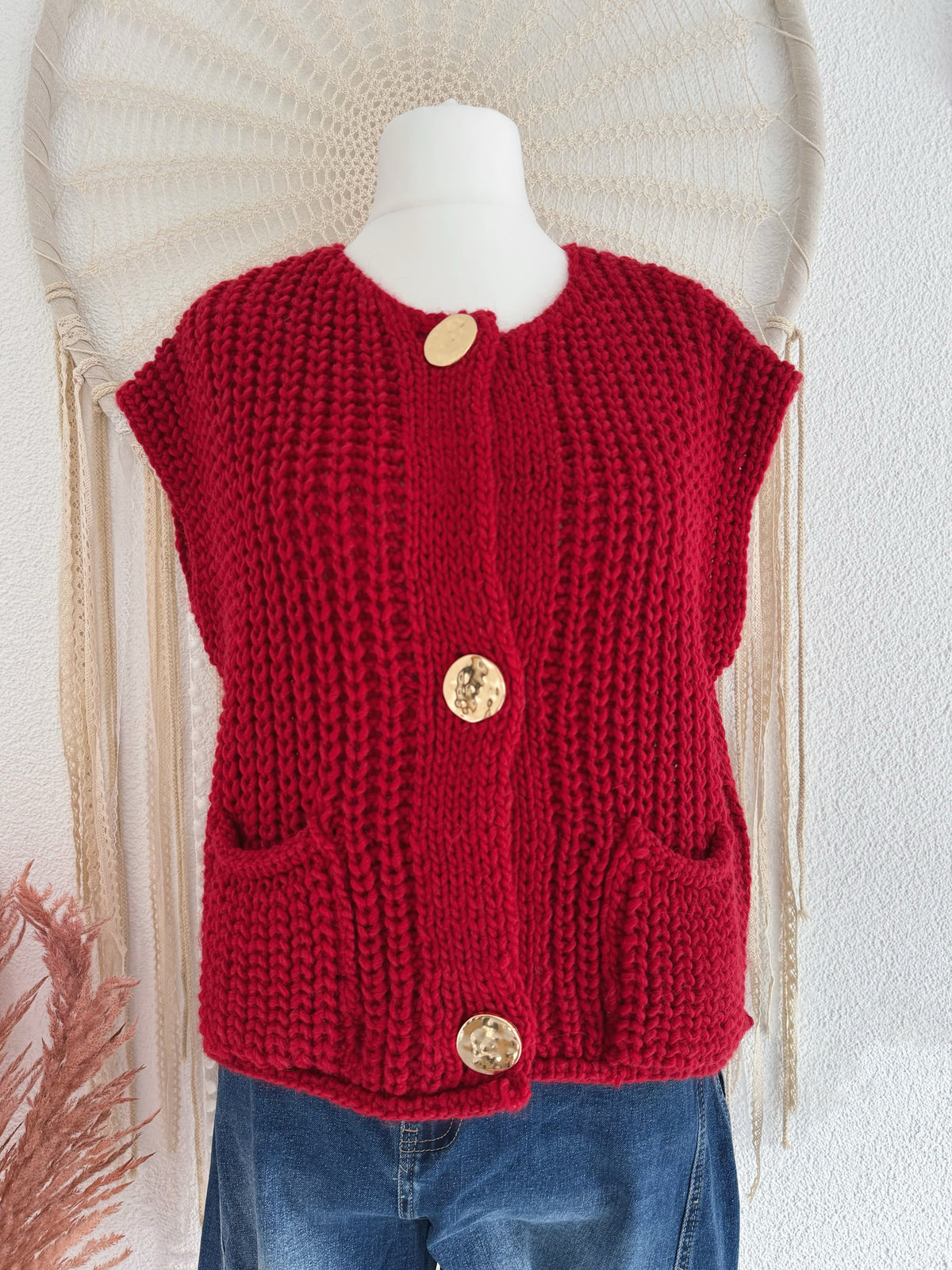 STRICKWESTE MIT GOLDENEN KNÖPFEN IN DUNKLEM ROT - ONE SIZE -