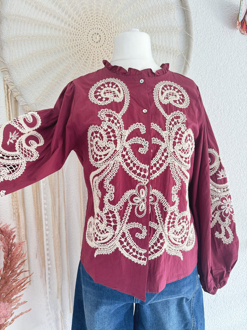 BLUSE MIT STICKEREI IN BORDEAUX - VERSCH. GRÖßEN