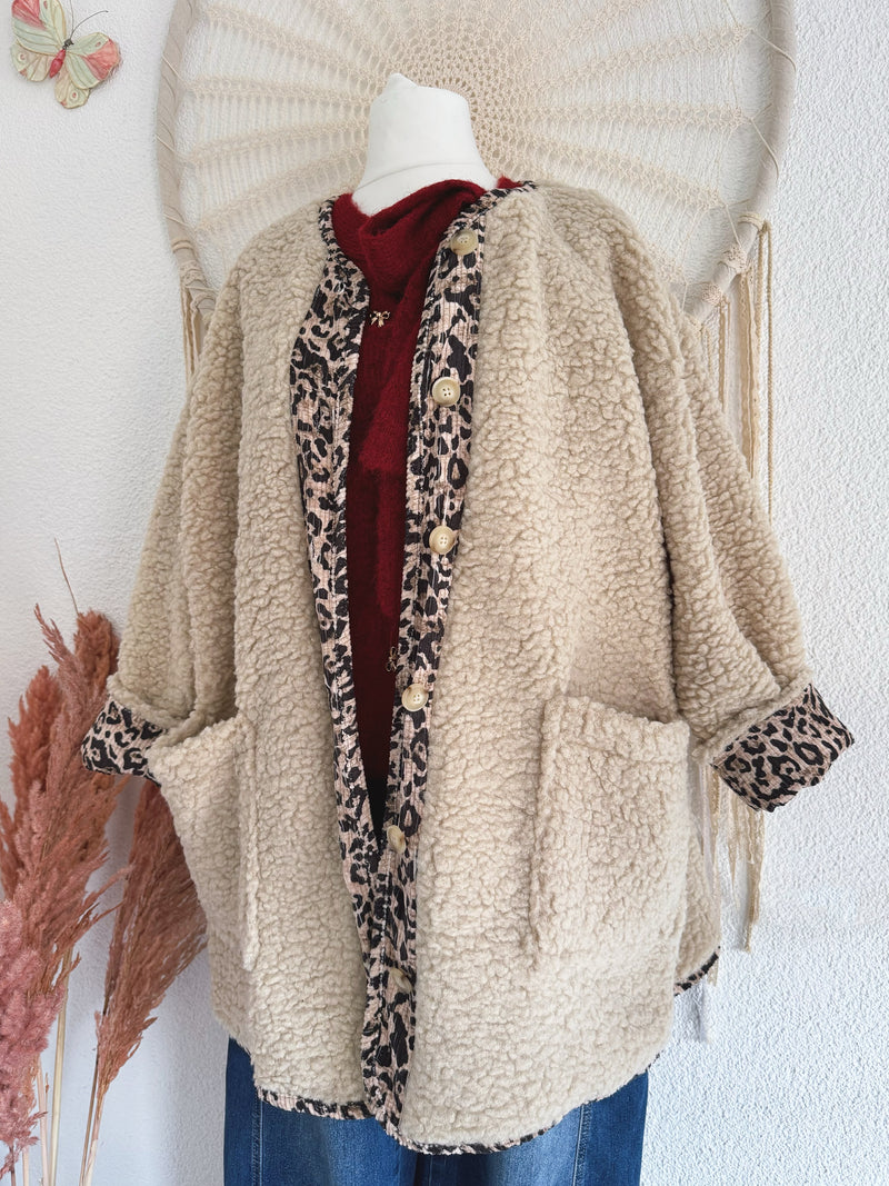 OVERSIZED TEDDYJACKE MIT LEODETAILS & TASCHEN IN BEIGE- ONE SIZE -