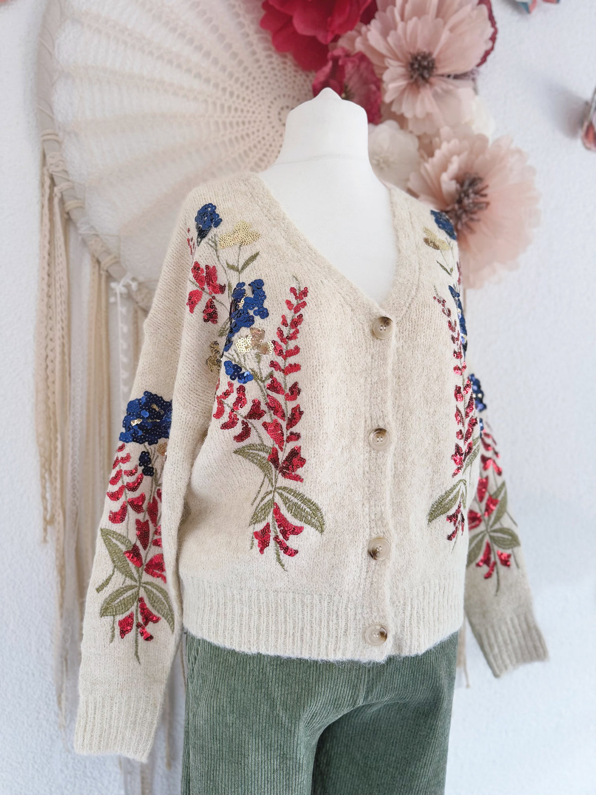 KUSCHELIGE STRICKJACKE MIT BESTICKUNGEN & PAILLETTEN - ONE SIZE -