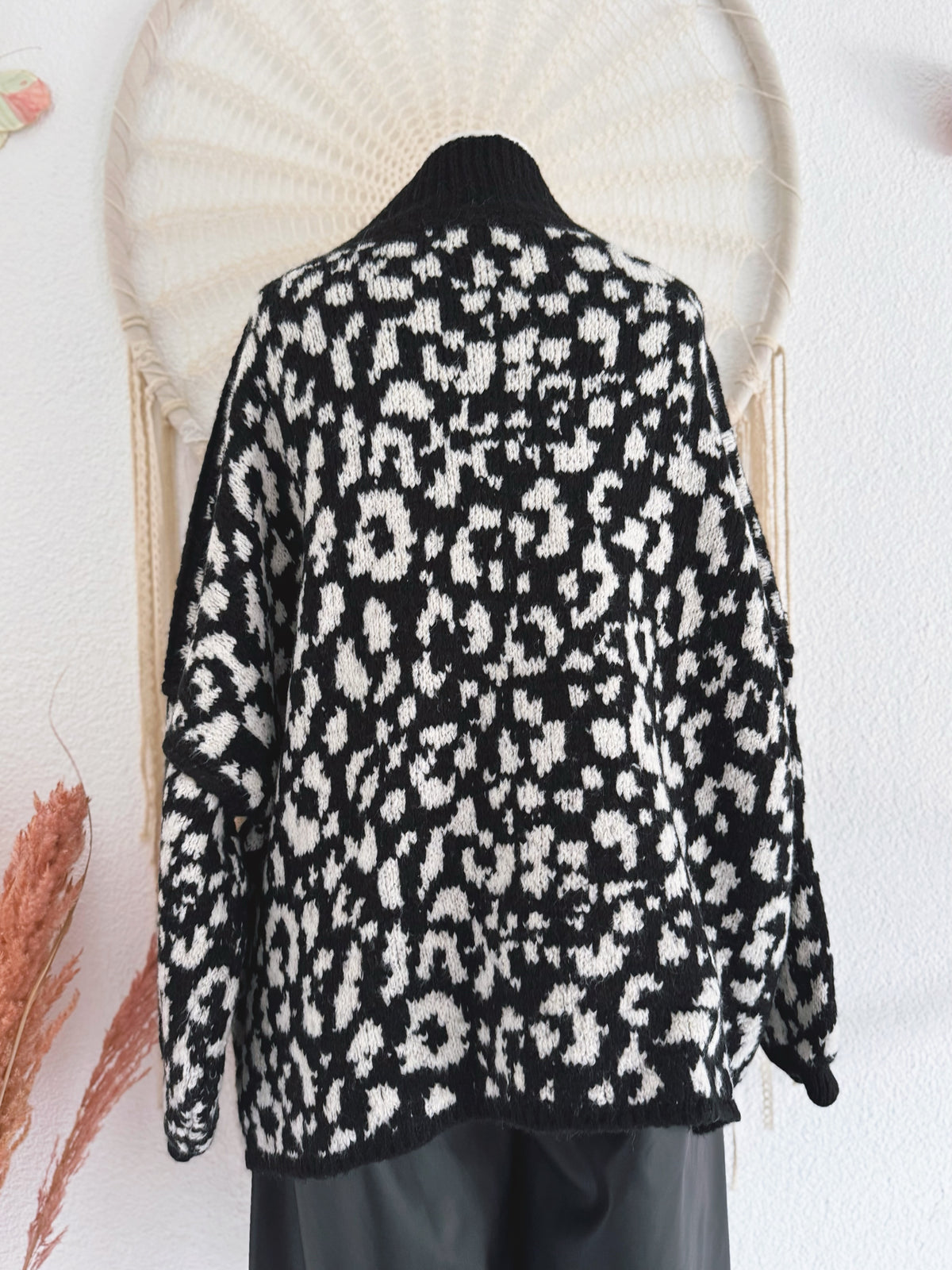 OVERSIZED PULLOVER MIT LEOPRINT IN SCHWARZ - ONE SIZE -