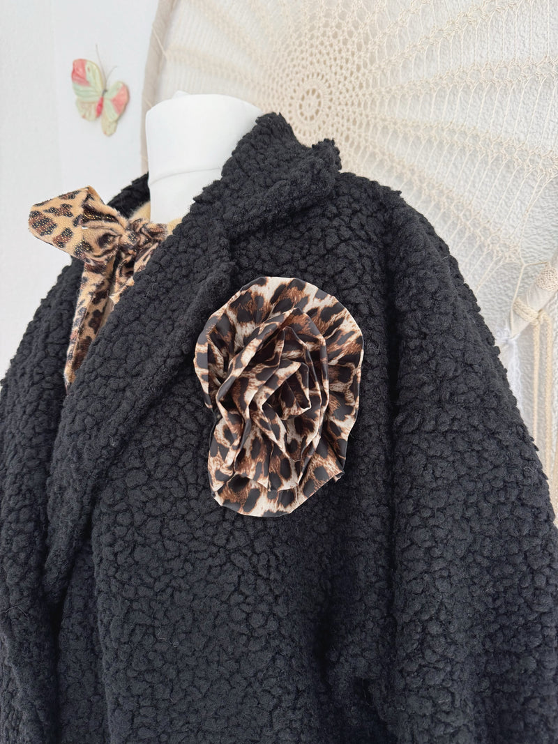 OVERSIZED TEDDYJACKE MIT LEODETAILS IN SCHWARZ - ONE SIZE -