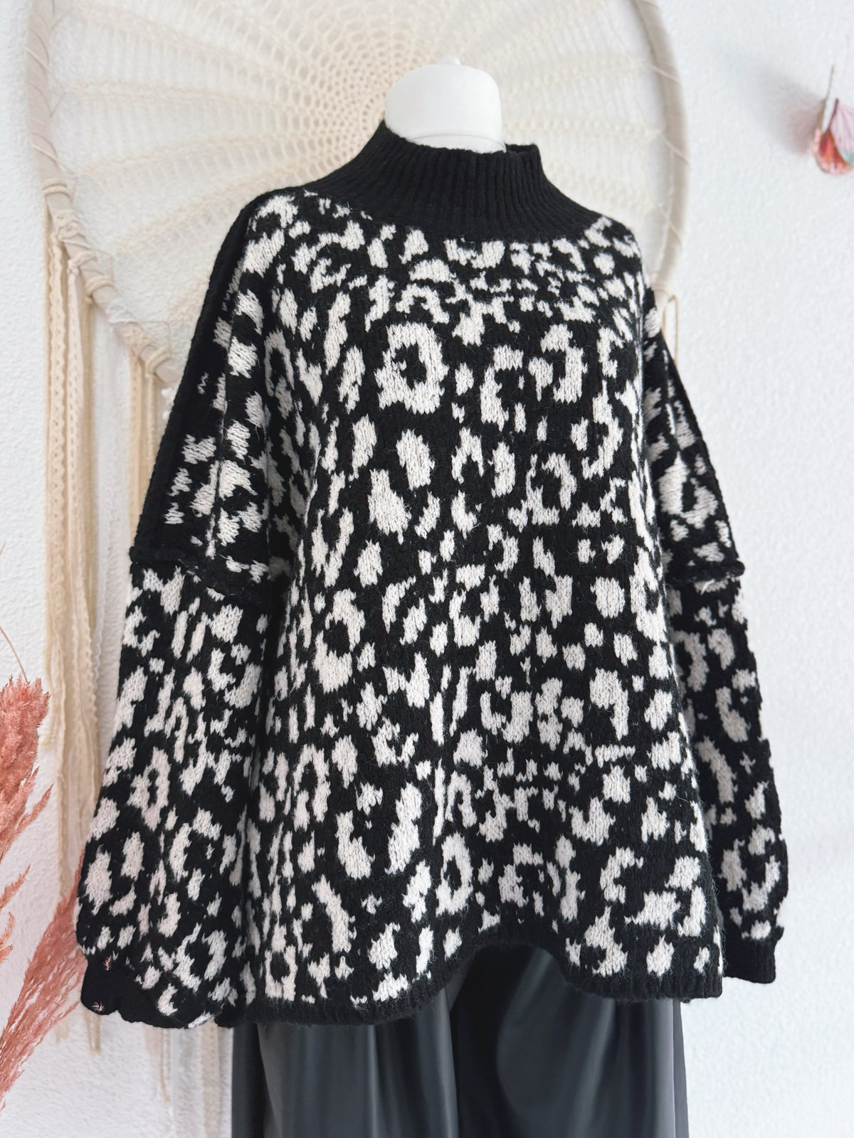 OVERSIZED PULLOVER MIT LEOPRINT IN SCHWARZ - ONE SIZE -