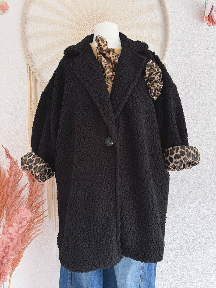 OVERSIZED TEDDYJACKE MIT LEODETAILS IN SCHWARZ - ONE SIZE -