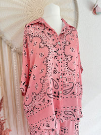 OVERSIZED BLUSE MIT BANDANA PRINT IN ROSA - ONE SIZE -