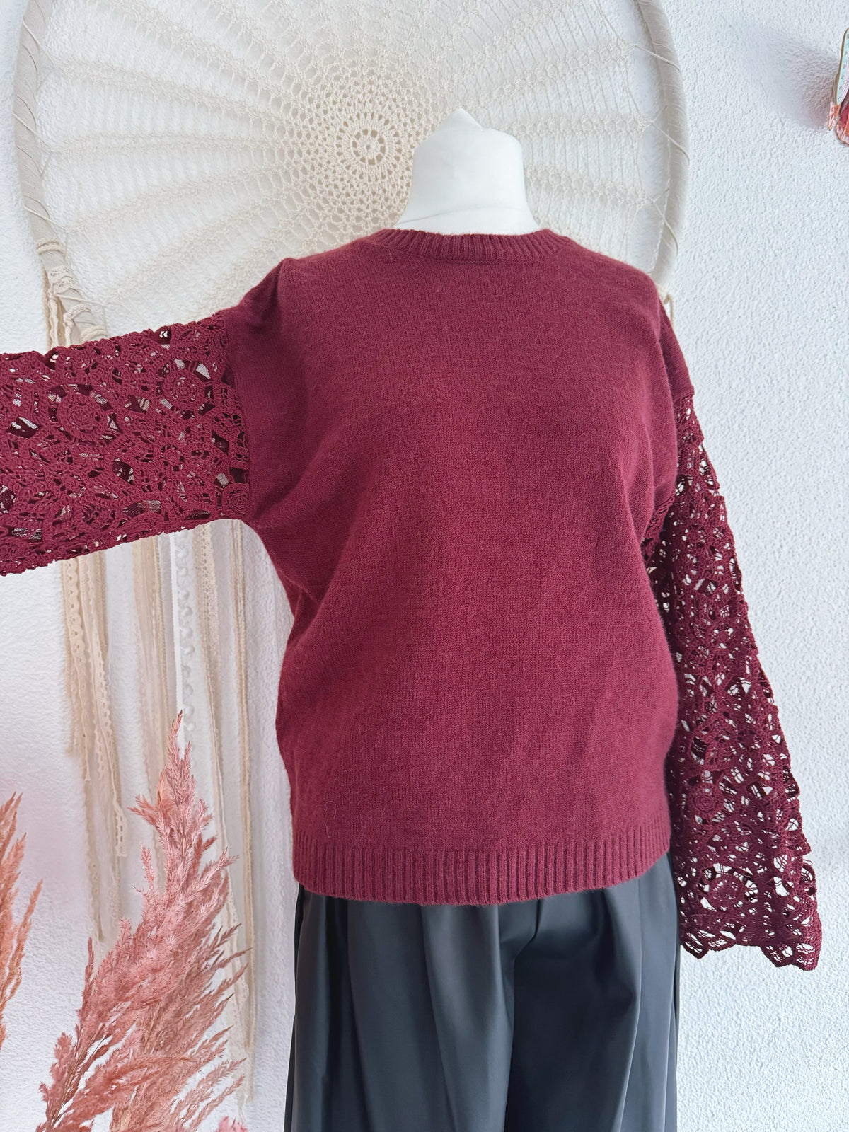 STRICKPULLOVER MIT CROCHETSPITZE IN BORDEAUX - ONE SIZE -