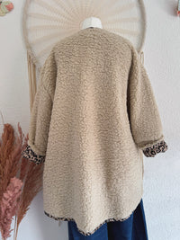 OVERSIZED TEDDYJACKE MIT LEODETAILS & TASCHEN IN BEIGE- ONE SIZE -