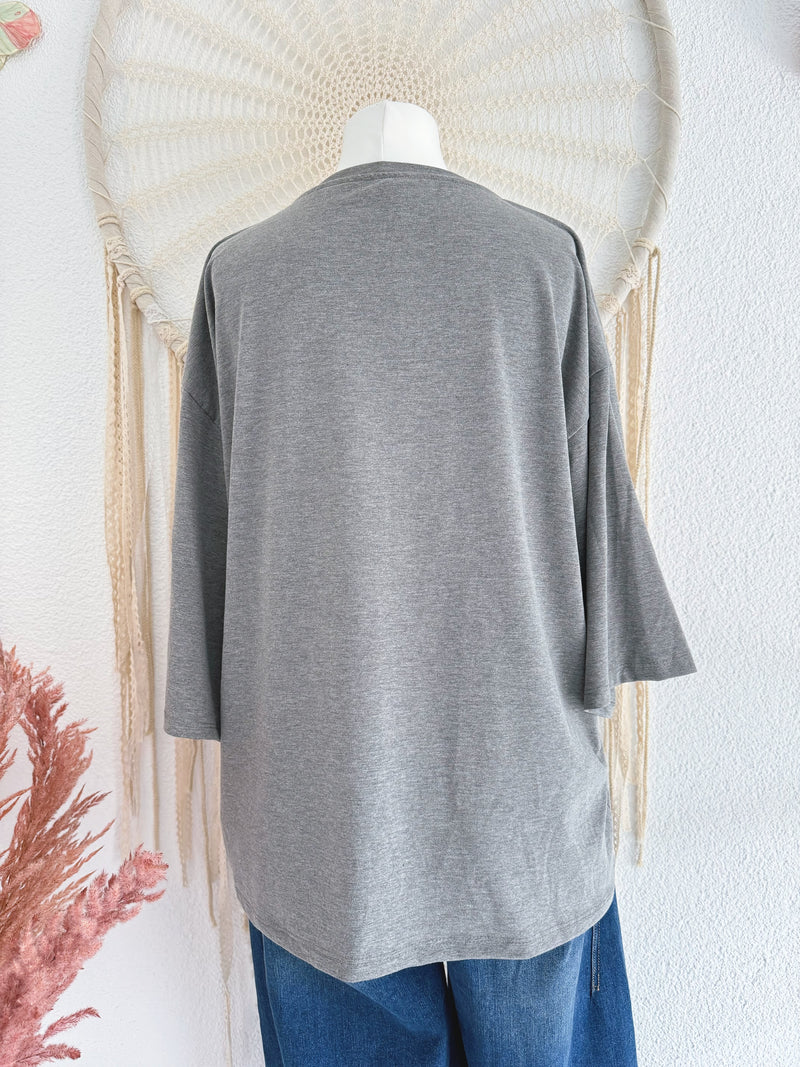 BASIC SHIRT IN ANTHRAZIT MIT AUFSCHRIFT - ONE SIZE -