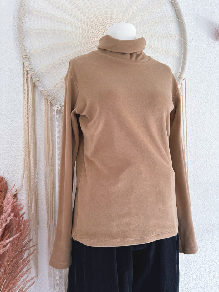 BASIC ROLLKRAGENSHIRT IN COGNAC - ONE SIZE -