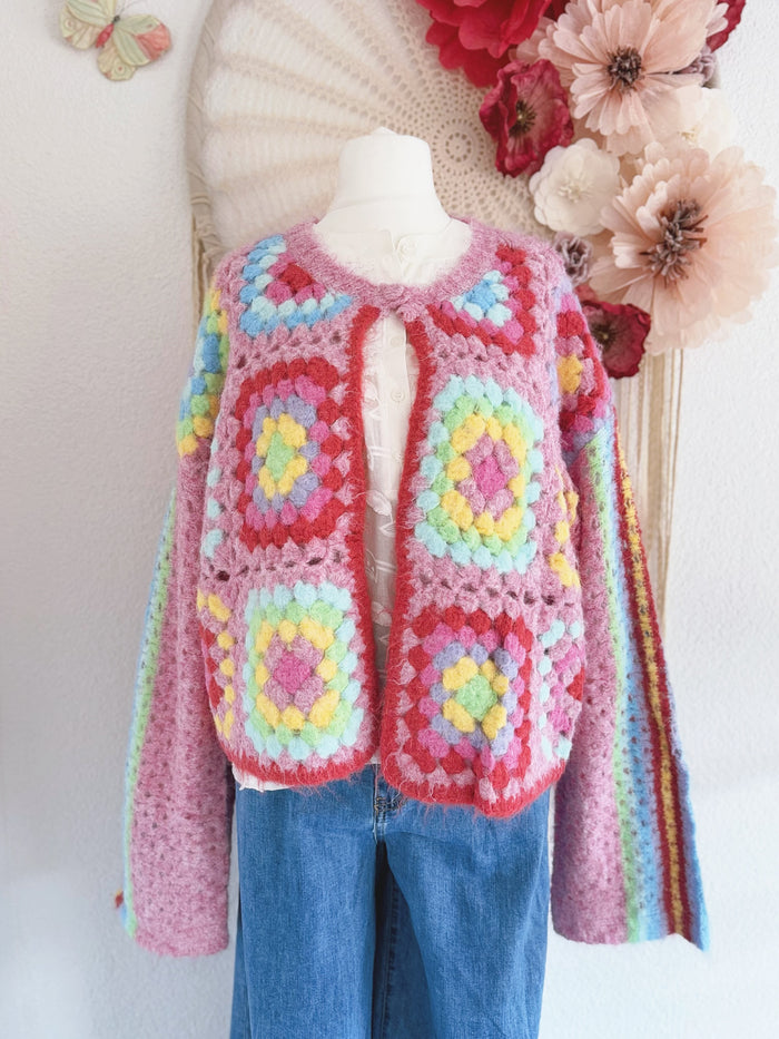 OVERSIZED GRANNY SQUARE STRICKJACKE IN PINK - ONE SIZE -