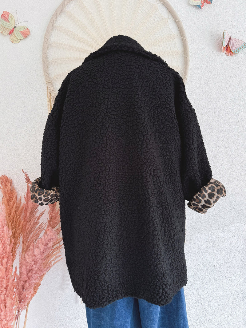 OVERSIZED TEDDYJACKE MIT LEODETAILS IN SCHWARZ - ONE SIZE -