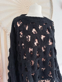 GROBSTRICKPULLOVER MIT LOCHMUSTER IN SCHWARZ - ONE SIZE -