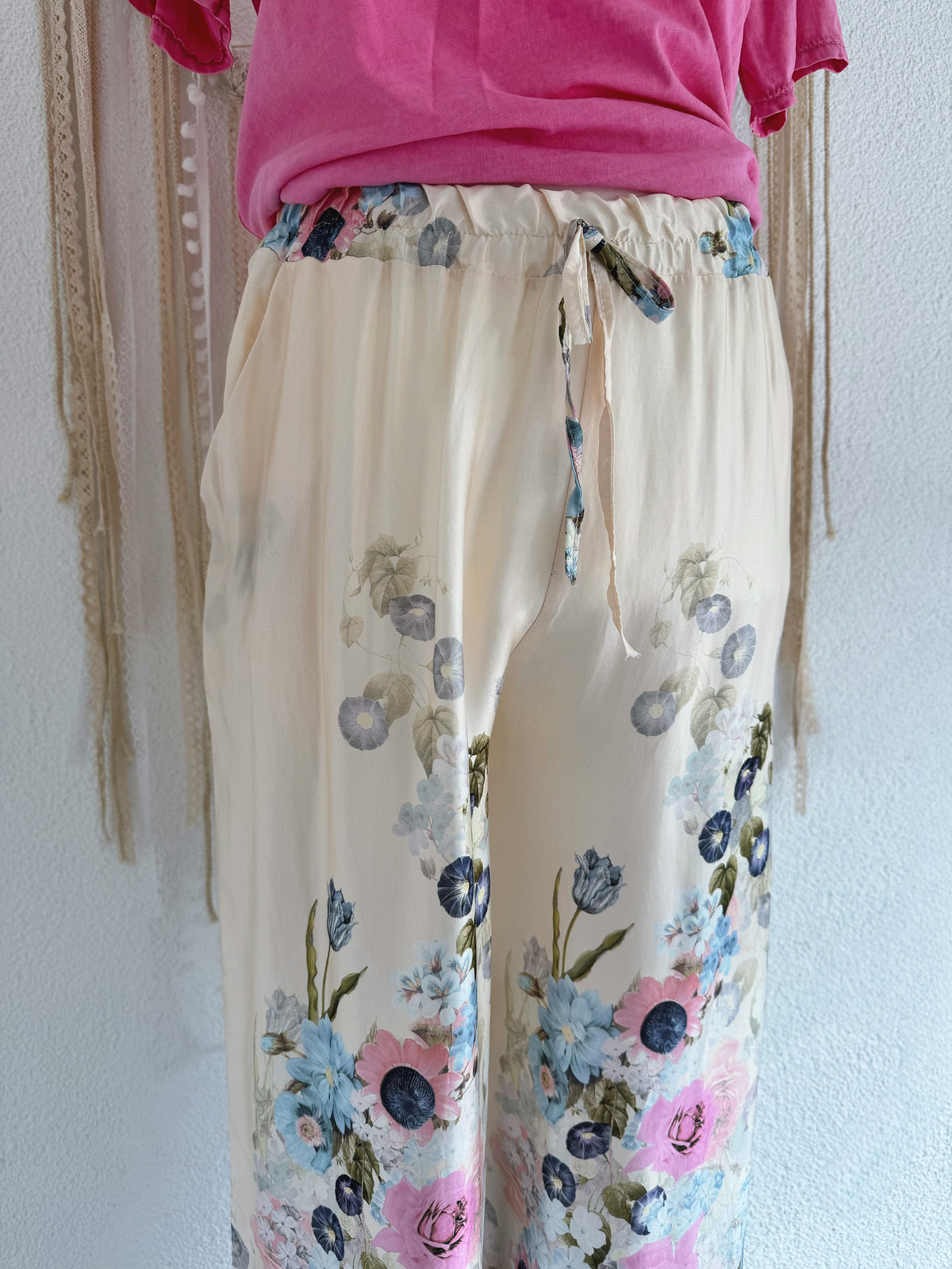 SATINHOSE MIT BLUMENPRINT IN ROSA - ONE SIZE