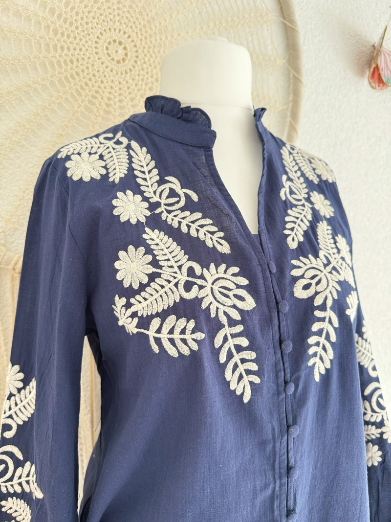 BLUSE MIT STICKEREI IN BLAU - VERSCH. GRÖßEN