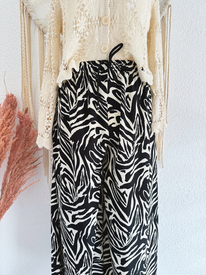 WEITE, LEICHTE SOMMERHOSE IM ZEBRAPRINT - ONE SIZE -