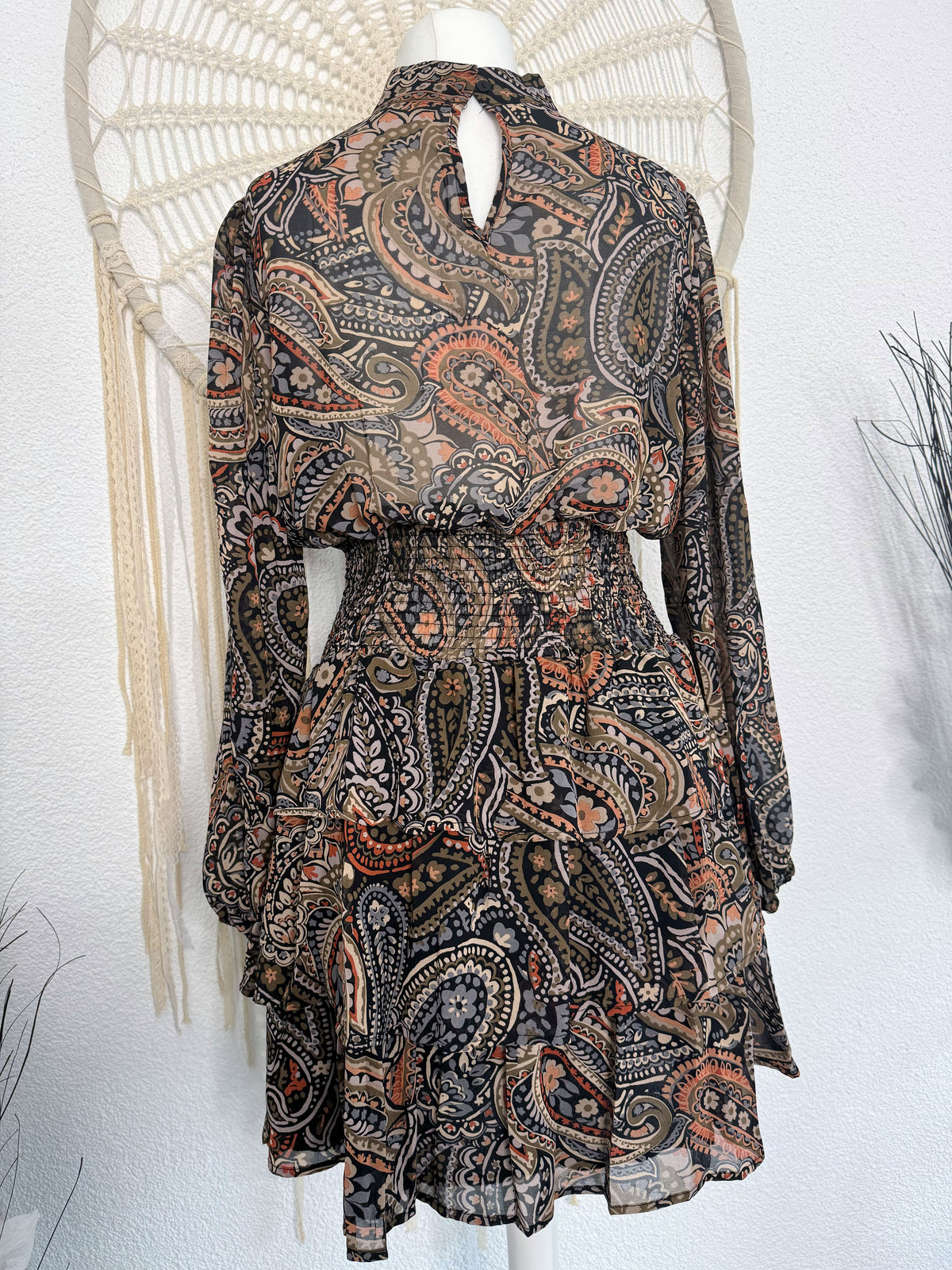 KLEID MIT PRINT UND RÜSCHEN - MODELL B - VERSCH. GRÖßEN