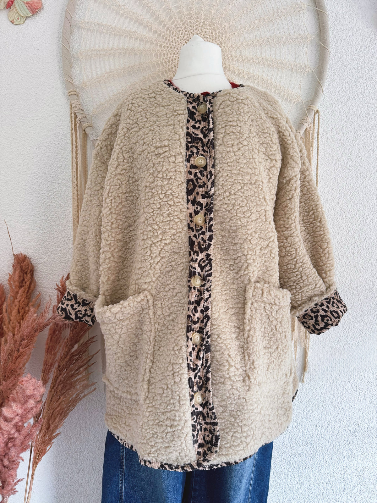 OVERSIZED TEDDYJACKE MIT LEODETAILS & TASCHEN IN BEIGE- ONE SIZE -