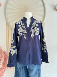 BLUSE MIT STICKEREI IN BLAU - VERSCH. GRÖßEN