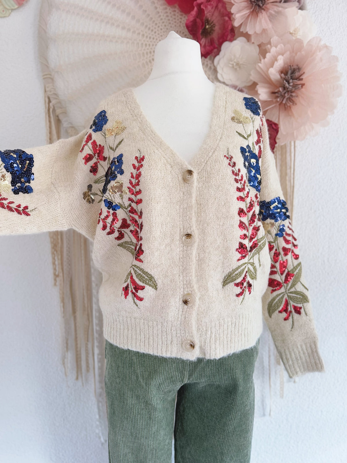 KUSCHELIGE STRICKJACKE MIT BESTICKUNGEN & PAILLETTEN - ONE SIZE -