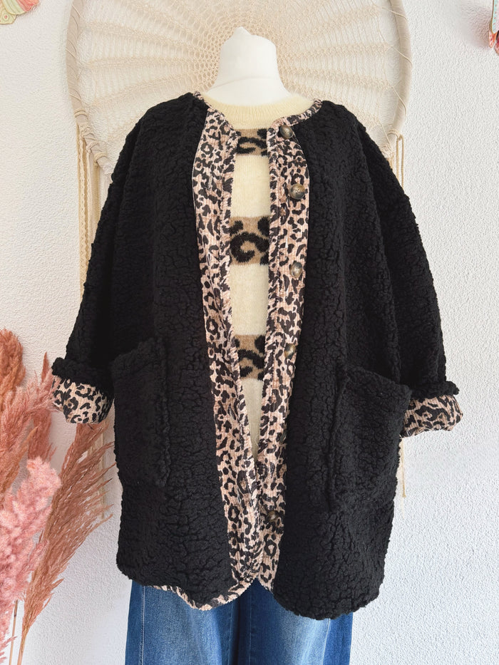 OVERSIZED TEDDYJACKE MIT LEODETAILS & TASCHEN IN SCHWARZ - ONE SIZE -