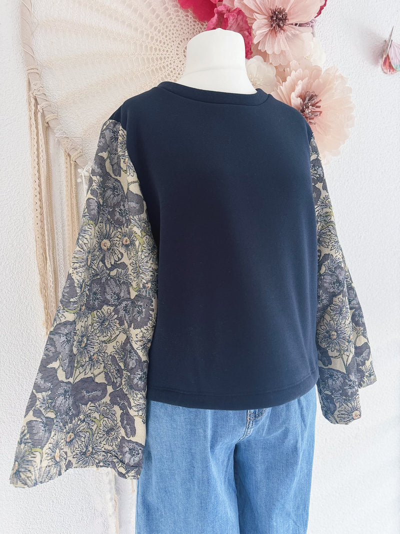 SWEATER MIT BROKATÄRMEL IN DUNKELBLAU  - ONE SIZE -