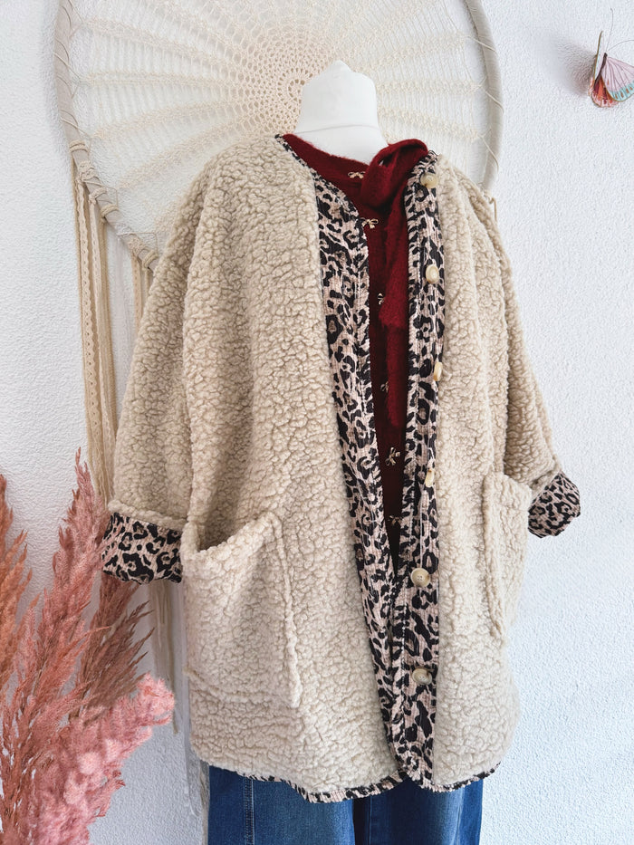 OVERSIZED TEDDYJACKE MIT LEODETAILS & TASCHEN IN BEIGE- ONE SIZE -