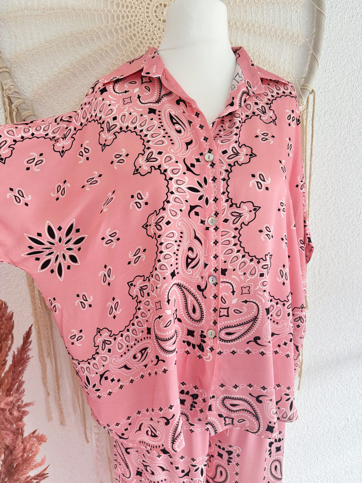 OVERSIZED BLUSE MIT BANDANA PRINT IN ROSA - ONE SIZE -