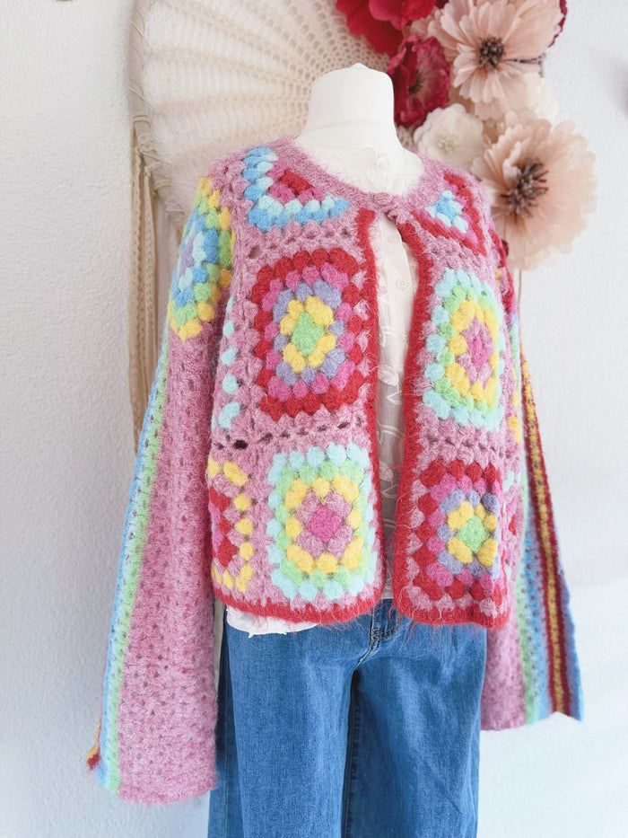 OVERSIZED GRANNY SQUARE STRICKJACKE IN PINK - ONE SIZE -