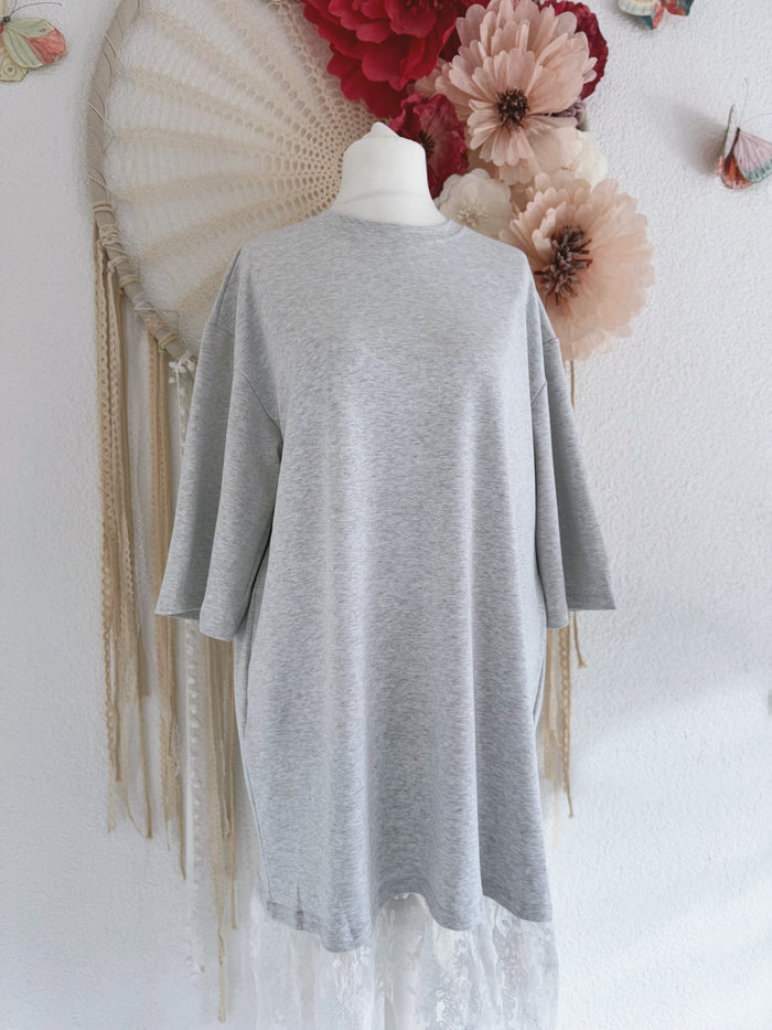 OVERSIZED SWEATERKLEID MIT SPITZE - ONE SIZE -