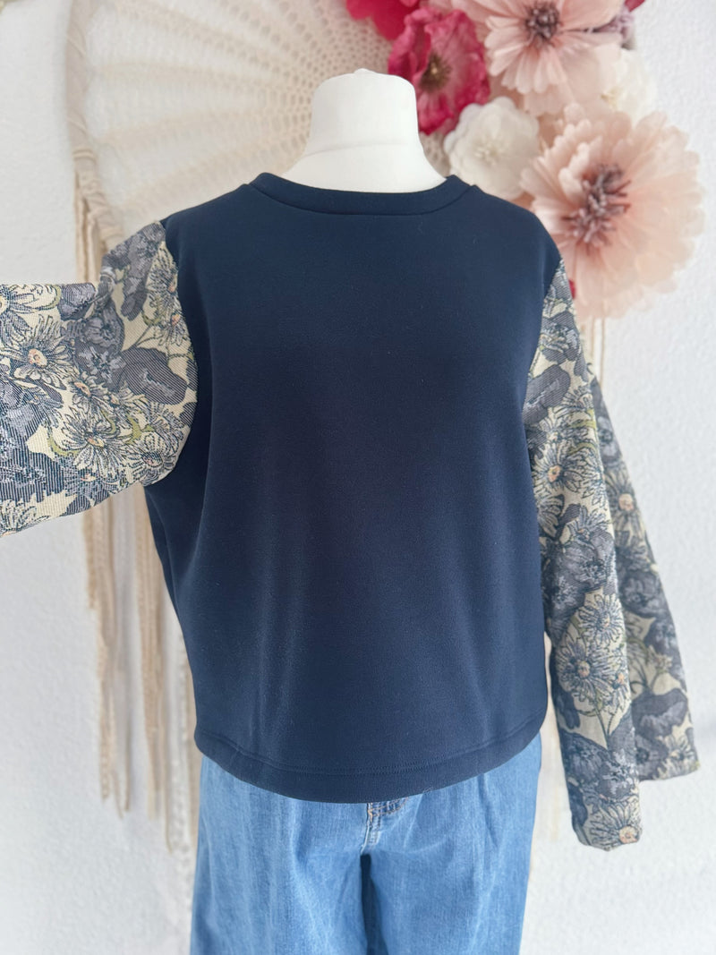 SWEATER MIT BROKATÄRMEL IN DUNKELBLAU  - ONE SIZE -