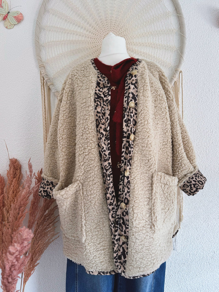 OVERSIZED TEDDYJACKE MIT LEODETAILS & TASCHEN IN BEIGE- ONE SIZE -