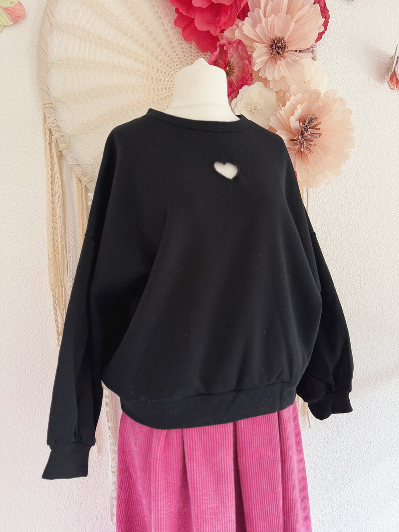 OVERSIZED SWEATER MIT CUTOUT IN HERZFORM  - ONE SIZE -