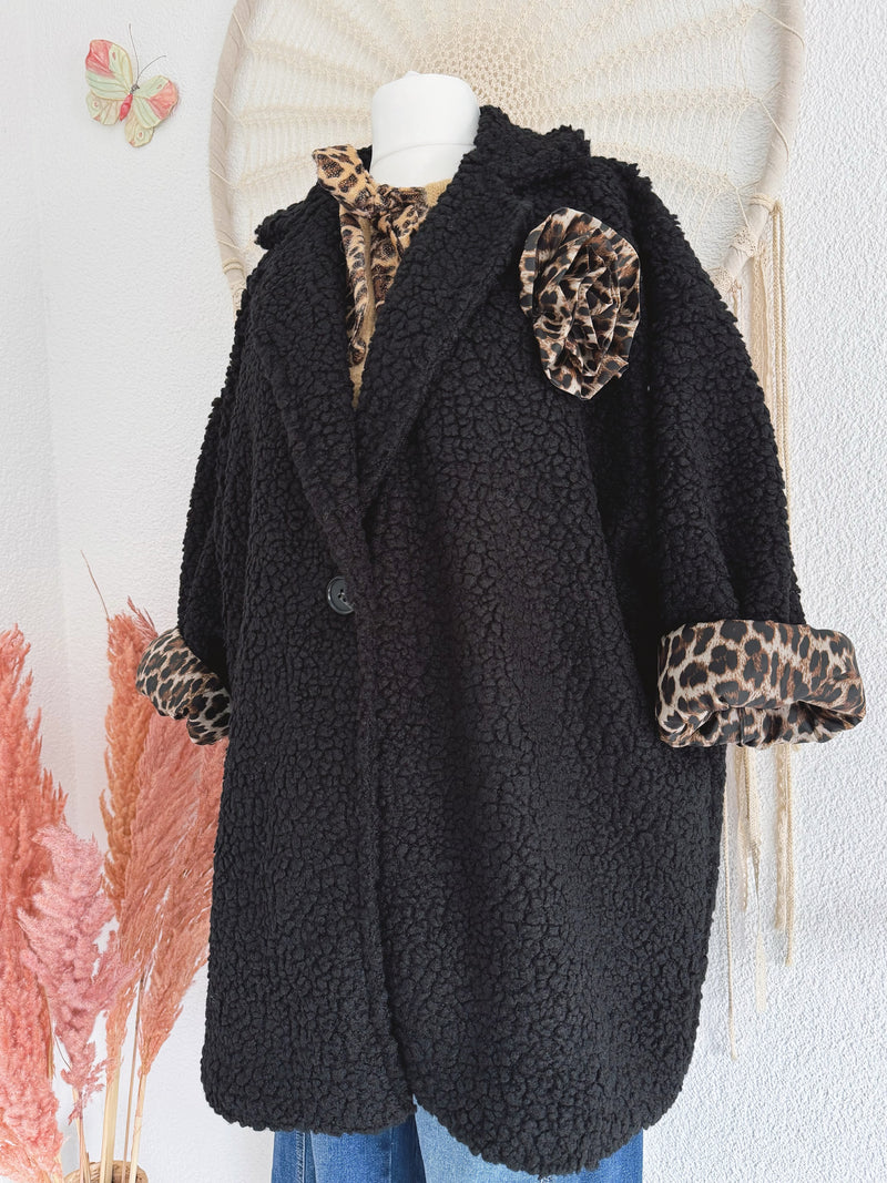 OVERSIZED TEDDYJACKE MIT LEODETAILS IN SCHWARZ - ONE SIZE -