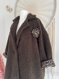 OVERSIZED TEDDYJACKE MIT LEODETAILS IN BRAUN - ONE SIZE -