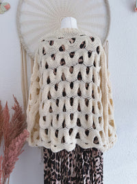 GROBSTRICKPULLOVER MIT LOCHMUSTER IN CREME - ONE SIZE -