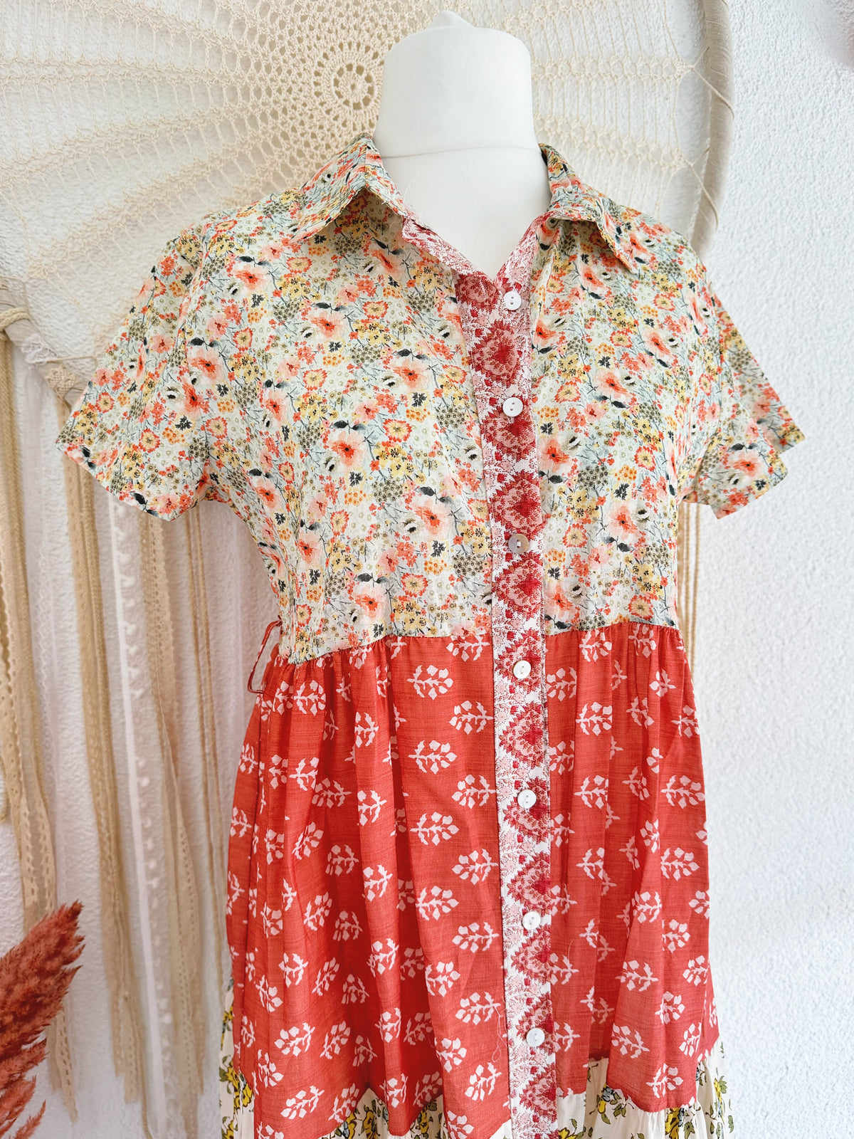 KLEID MIT STREUBLUMEN IN ROT - ONE SIZE -