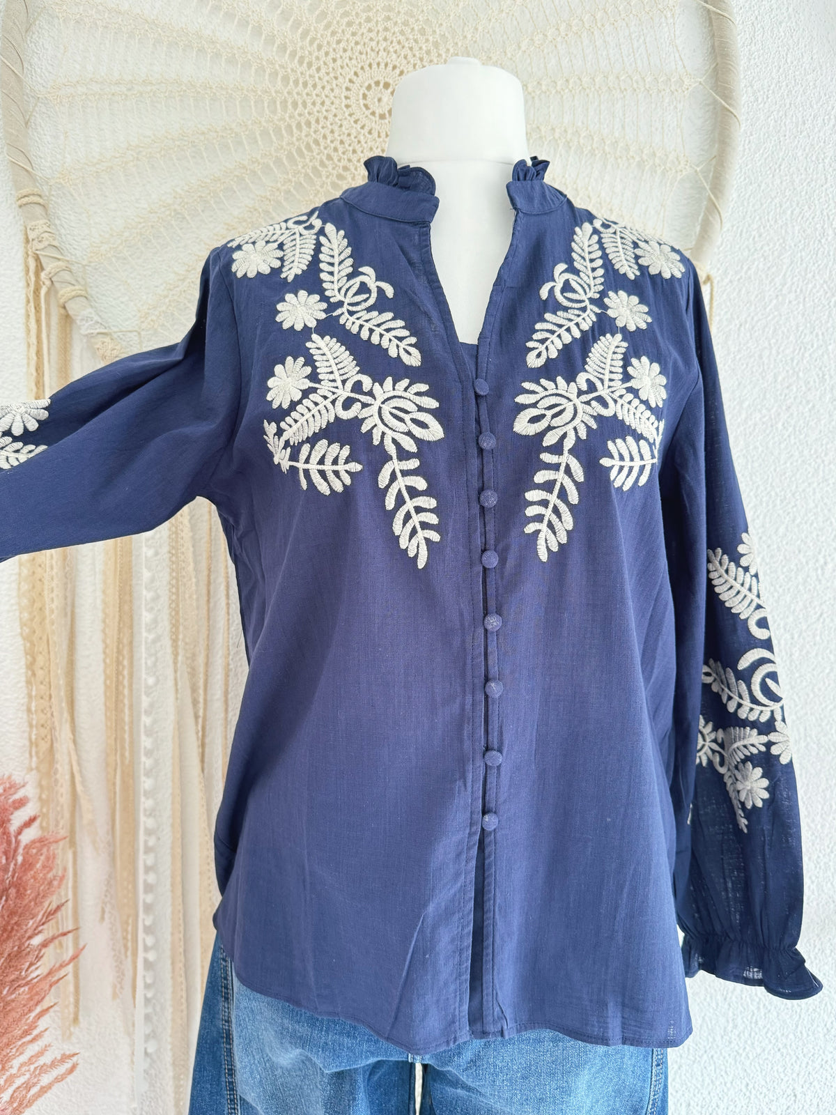 BLUSE MIT STICKEREI IN BLAU - VERSCH. GRÖßEN