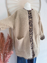 OVERSIZED TEDDYJACKE MIT LEODETAILS & TASCHEN IN BEIGE- ONE SIZE -