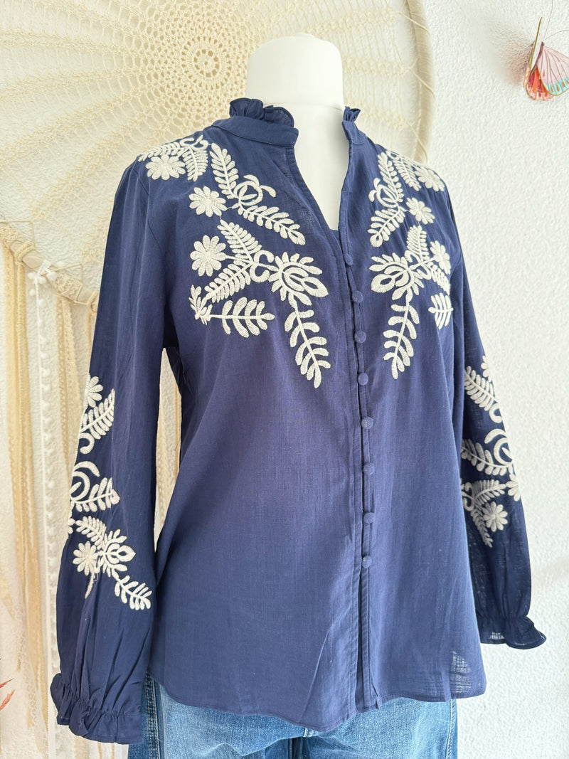 BLUSE MIT STICKEREI IN BLAU - VERSCH. GRÖßEN