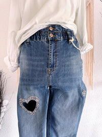 HIGHWAIST JEANS MIT HERZ CUTOUT - VERSCH. GRÖßEN