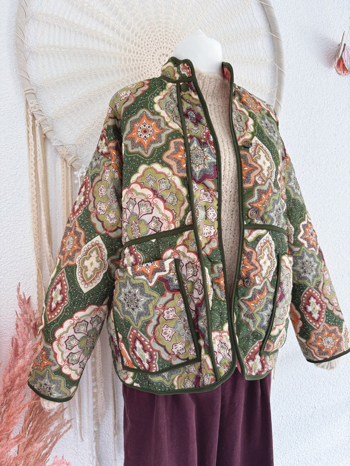 JACKE MIT MUSTER IN HERBSTLICHEN FARBEN - VERSCH. GRÖßEN