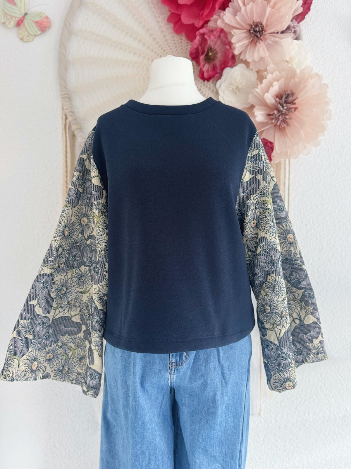 SWEATER MIT BROKATÄRMEL IN DUNKELBLAU  - ONE SIZE -