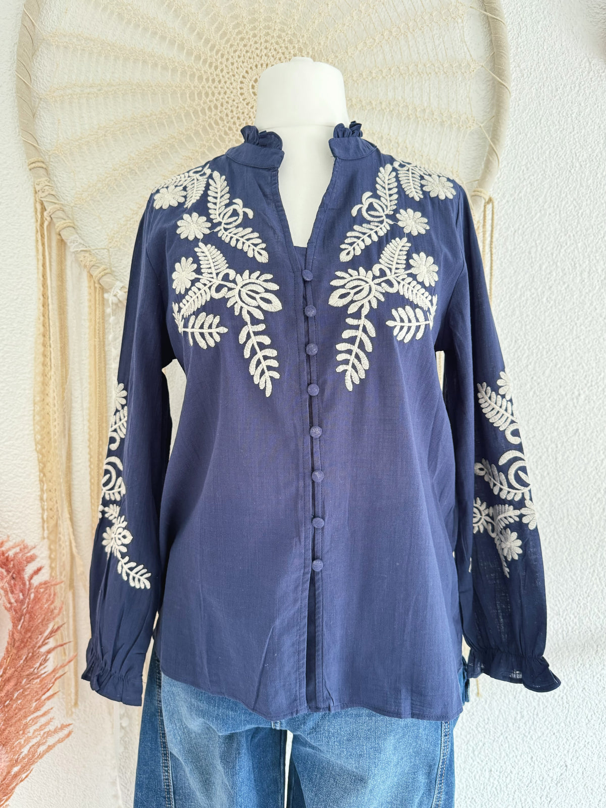 BLUSE MIT STICKEREI IN BLAU - VERSCH. GRÖßEN