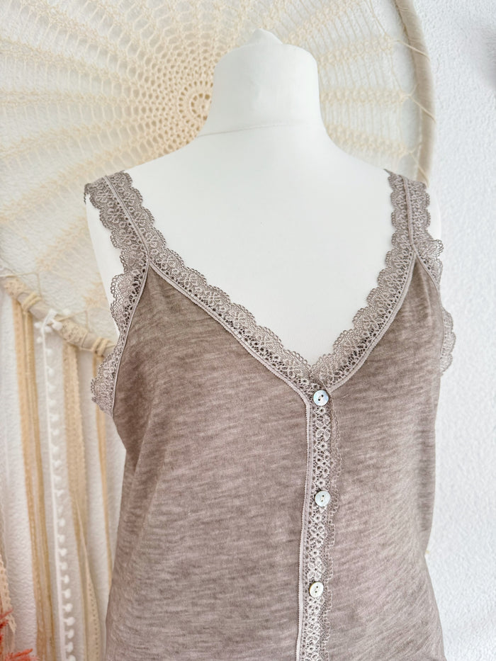 TOP MIT SPITZE IN TAUPE - ONE SIZE -