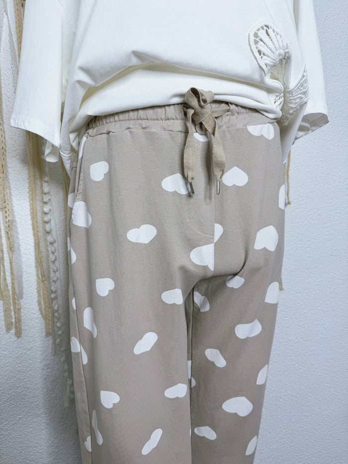 JOGGER MIT HERZCHENPRINT IN BEIGE - ONE SIZE