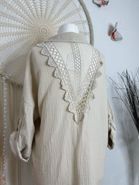 OVERSIZED MUSSELINBLUSE MIT MIT CROCHETSPITZE IN BEIGE - ONE SIZE -