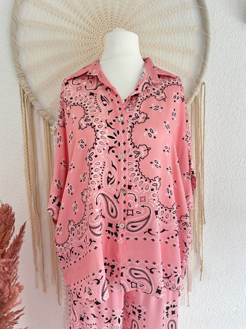 OVERSIZED BLUSE MIT BANDANA PRINT IN ROSA - ONE SIZE -