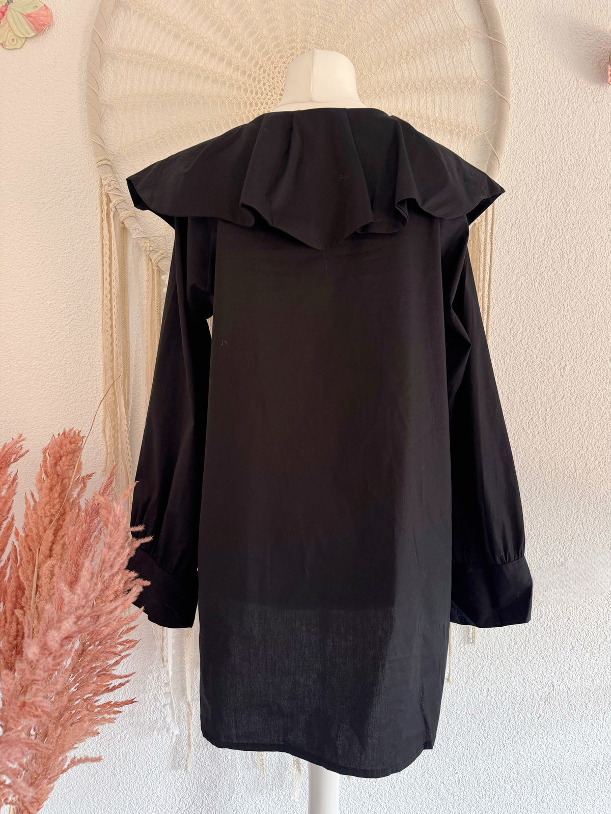 TUNIKA MIT OPULENTEM KRAGEN IN SCHWARZ - ONE SIZE -