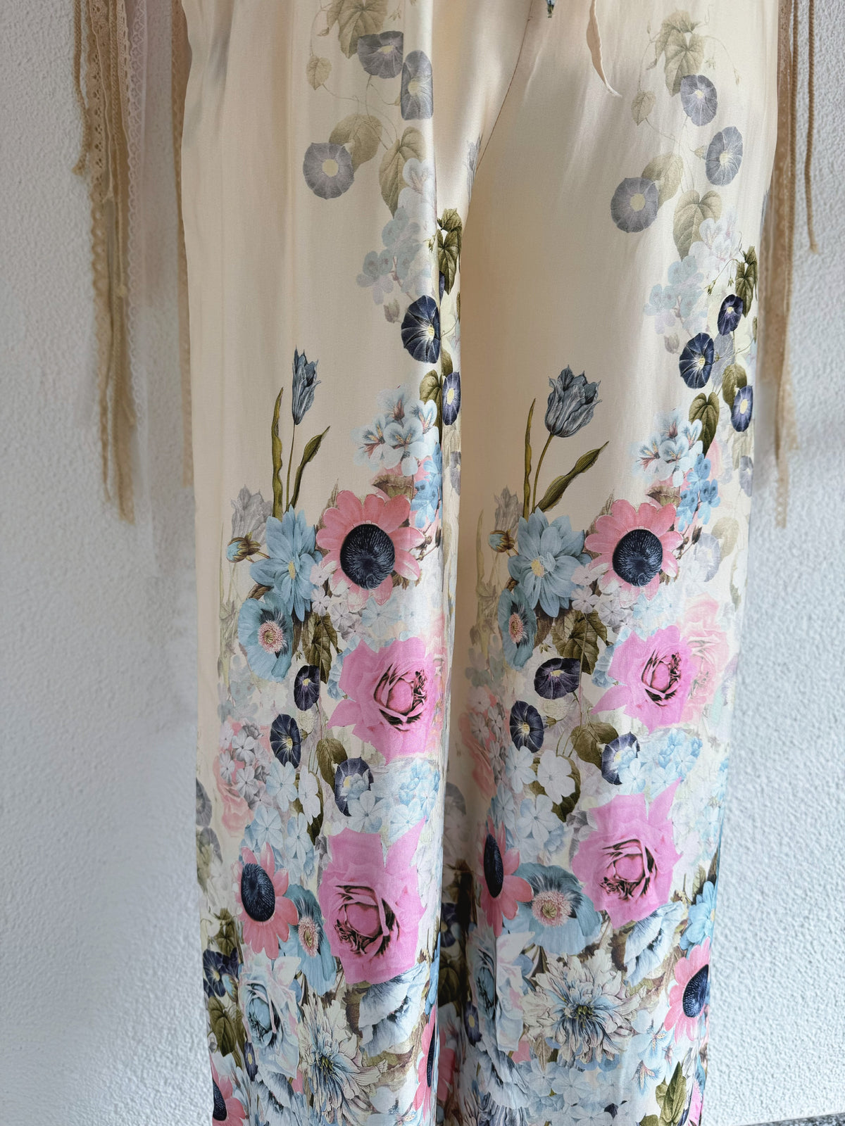 SATINHOSE MIT BLUMENPRINT IN ROSA - ONE SIZE